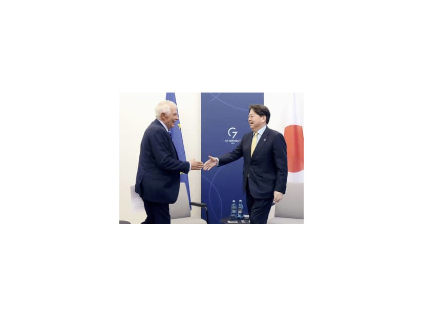 握手を交わす林外相（右）とEUのボレル外交安全保障上級代表＝4日、ドイツ・ミュンスター（外務省提供・共同）
