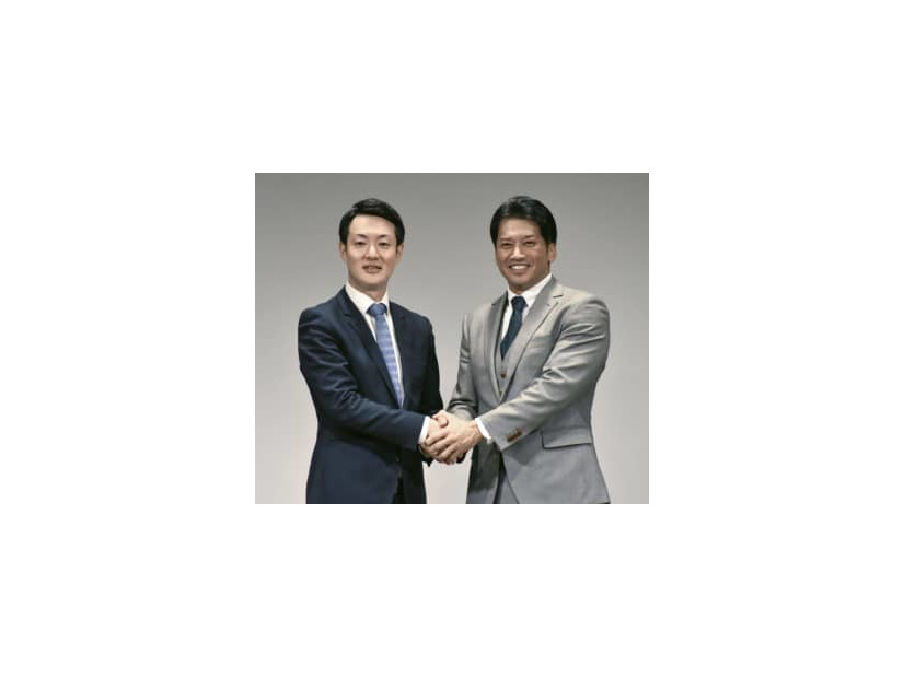 最終選考に進んだ市議の岡崎太氏（右）と府議の横山英幸氏＝4日夜、大阪市