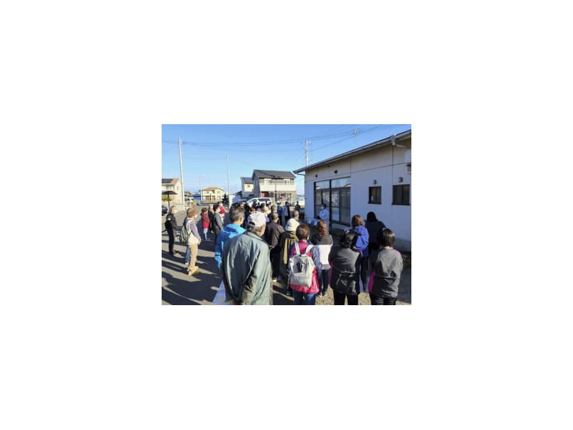 南海トラフ巨大地震による津波を想定した避難訓練に参加する住民ら＝5日午前、愛媛県西条市（同市提供）