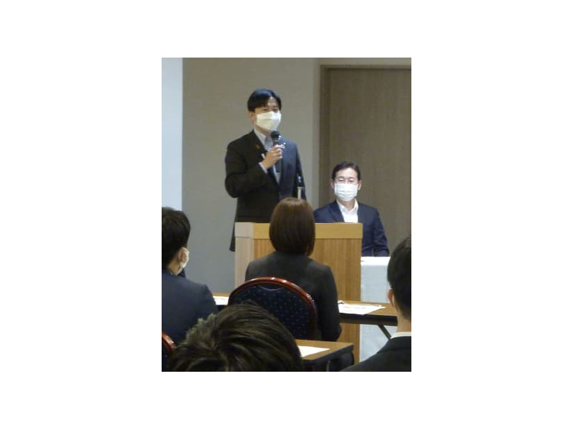 脱炭素社会を議論する異業種交流型の研修であいさつする松江市の上定昭仁市長＝10月、松江市