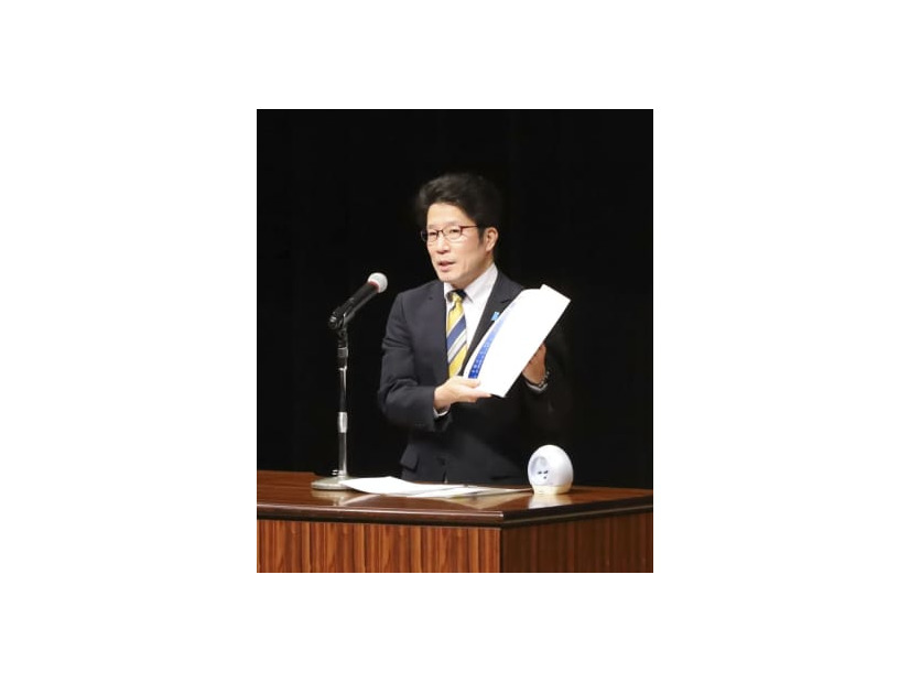 「拉致問題を考える国民の集い」で講演する横田拓也さん＝6日午後、山梨県富士川町