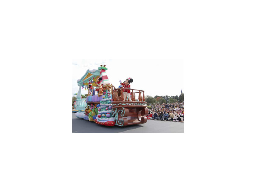 東京ディズニーランドのクリスマスのパレード＝7日午前、千葉県浦安市