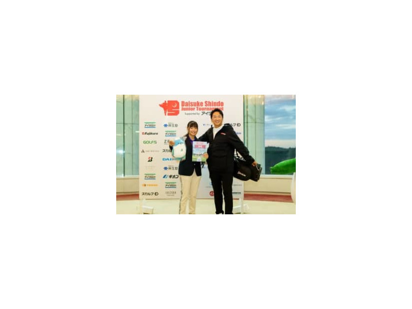 高校女子の部で優勝した飯島早織さん（左）と進藤大典氏　来年のゴルフ5レディスではこのコンビで挑むことになる（大会提供）