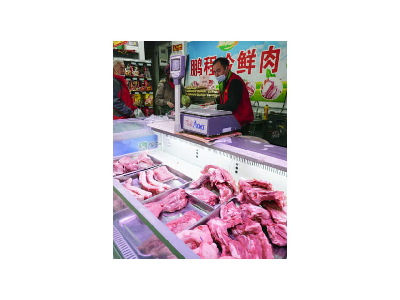 北京市内の商店の食肉売り場＝4日（共同）