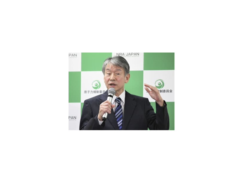 記者会見する原子力規制委の山中伸介委員長＝9日午後、東京都港区