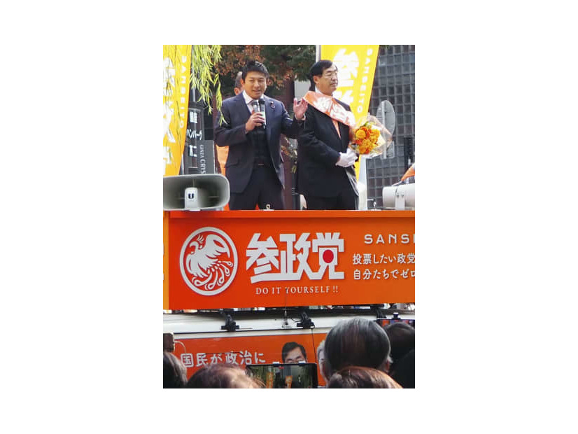 街頭演説する参政党の神谷宗幣参院議員（左）と松田代表＝9日午後、東京・銀座