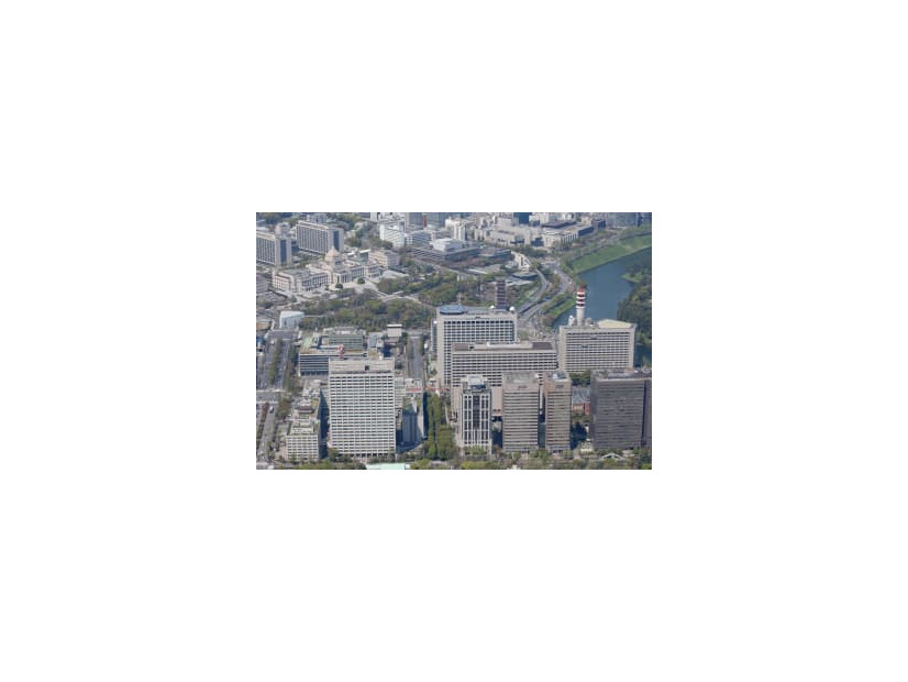 東京・霞が関の官庁街。左奥は国会議事堂＝2016年