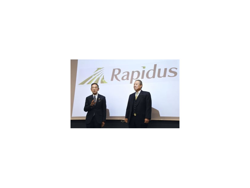 報道陣の取材に応じる「Rapidus」の小池淳義社長（左）と東哲郎会長＝11日、東京都港区