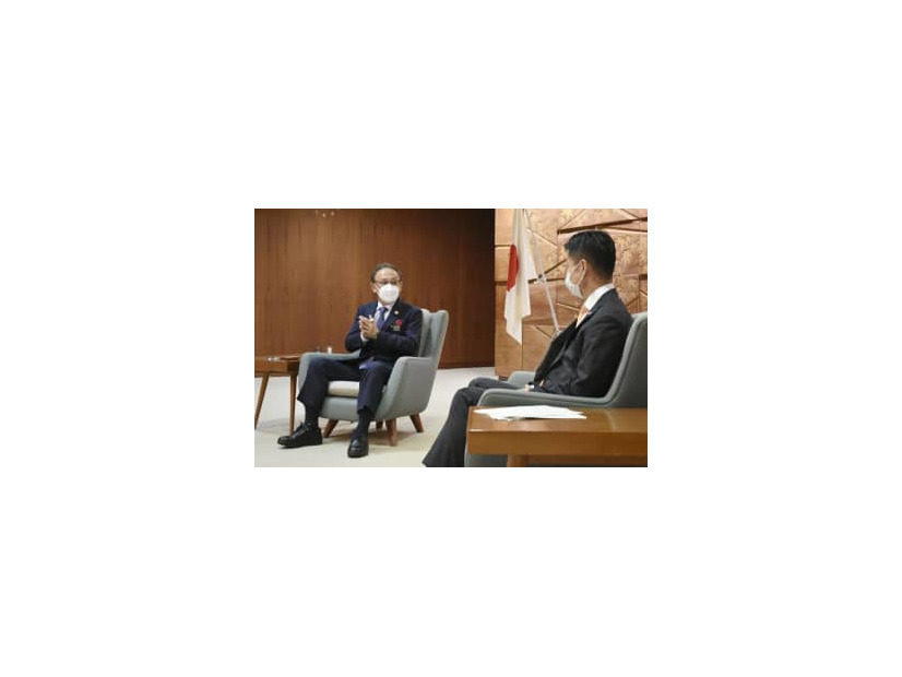 広島県庁で湯崎英彦知事（右）と対談する沖縄県の玉城デニー知事＝11日午後