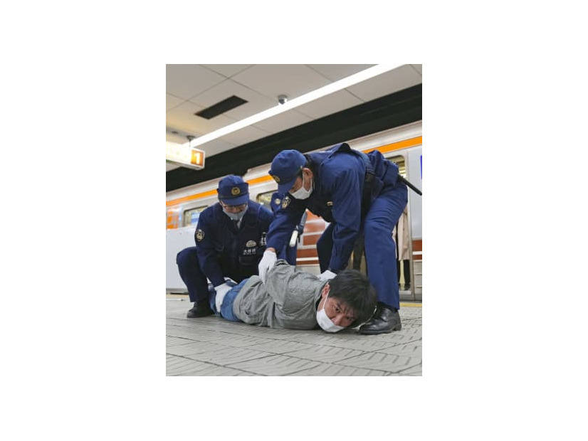 大阪メトロ日本橋駅で行われた、無差別襲撃事件を想定した訓練＝12日未明