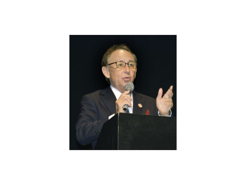 沖縄県の米軍基地問題について講演する玉城デニー知事＝12日午後、広島市