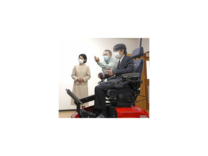 林業研修所でシミュレーターを体験される秋篠宮さま＝13日午後、大分県由布市（代表撮影）