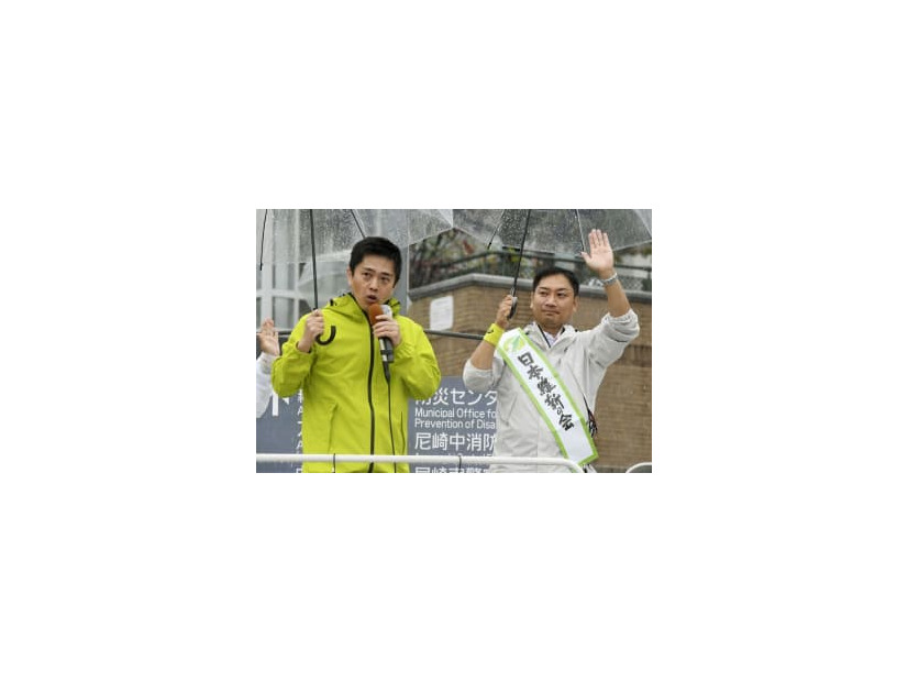 兵庫県尼崎市長選に立候補した大原隼人氏。左は応援に駆け付けた日本維新の会の吉村洋文共同代表＝13日午後