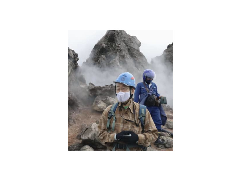 溶岩ドーム「平成新山」で状況を説明する、九州大の清水洋名誉教授＝14日午後、長崎県の雲仙・普賢岳