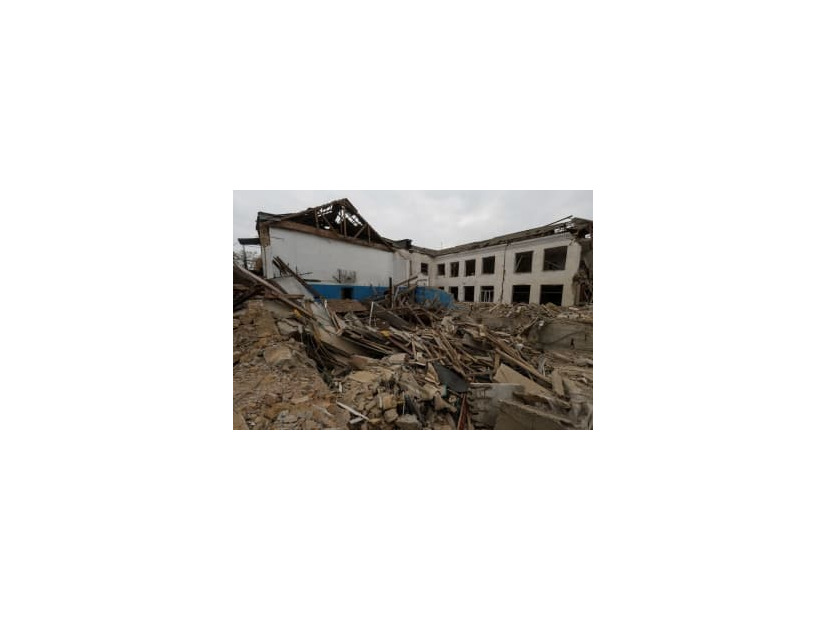 ロシア軍のミサイル攻撃により破壊されたウクライナ南部ヘルソン州の学校＝9日（ロイター＝共同）
