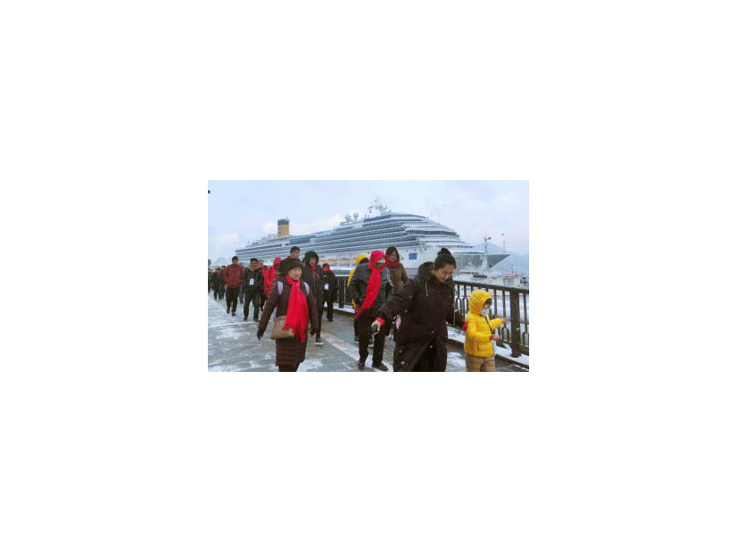 長崎港に入港したクルーズ船から下りた中国人ツアー客ら＝2018年1月、長崎市