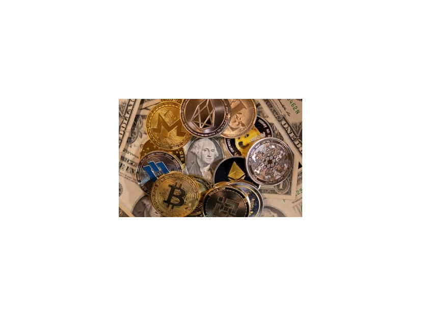 米ドル紙幣と代表的な仮想通貨を模した硬貨＝2021年11月（ロイター＝共同）