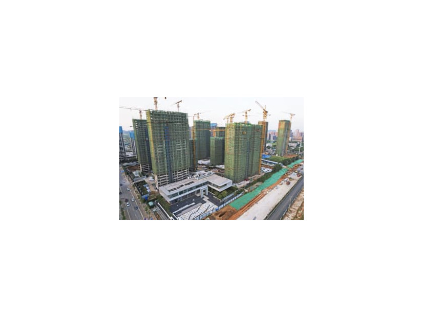 中国湖北省武漢市のマンション建設現場＝7月（共同）