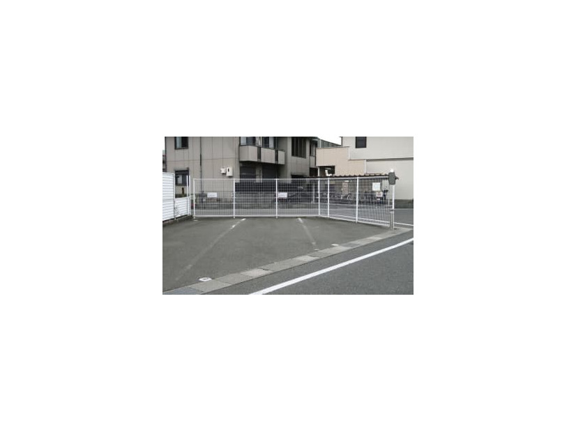乗用車内で女児が取り残された駐車場＝13日、大阪府岸和田市