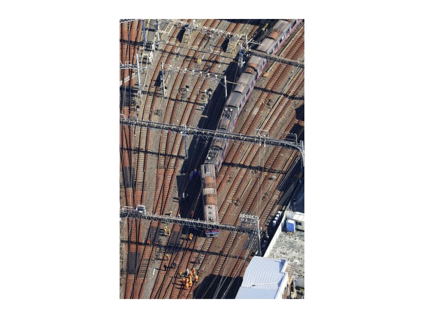 脱線した京成電鉄の回送電車＝17日午前11時17分、東京都葛飾区（共同通信社ヘリから）