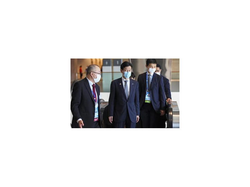 APEC閣僚会議の会場に到着した西村経産相＝17日、バンコク（AP＝共同）
