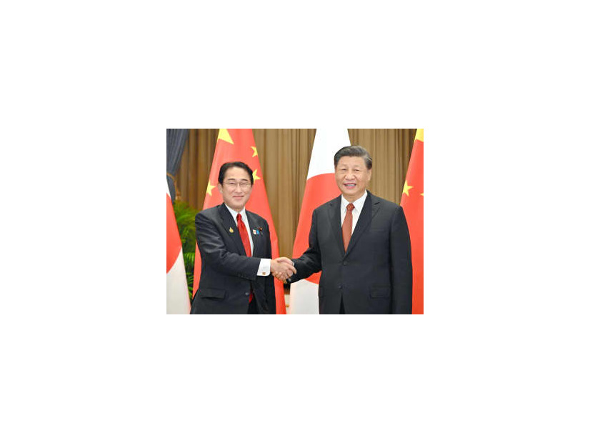 会談の冒頭、中国の習近平国家主席（右）と握手する岸田首相＝17日、バンコク（代表撮影・共同）