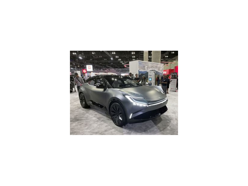 トヨタ自動車が公開した電気自動車コンセプトカーの小型SUVタイプ＝17日、米ロサンゼルス（共同）