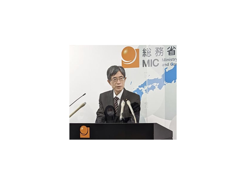 記者会見する寺田総務相＝18日午前、総務省