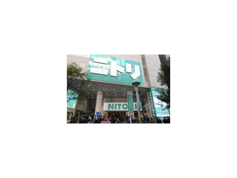 東京・池袋にオープンしたニトリの大型店舗＝18日午前