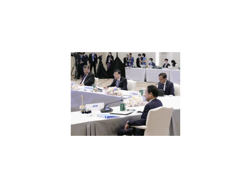 APEC首脳会議に出席した岸田首相（手前）と中国の習近平国家主席（奥左）ら＝18日、バンコク（代表撮影・共同）