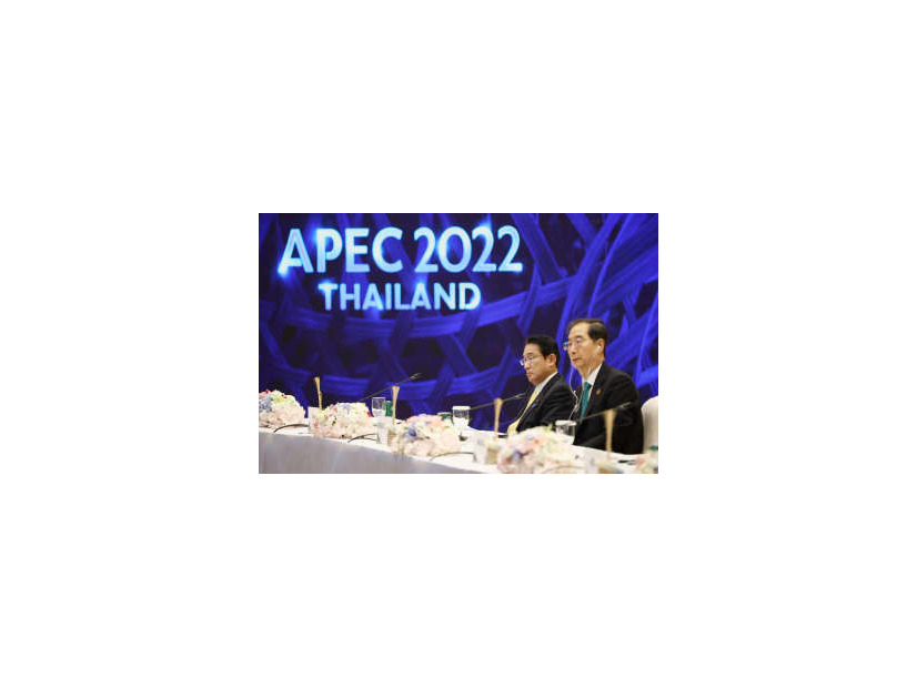 APEC首脳会議で2日目の討議に臨む岸田首相（右から2人目）＝19日、バンコク（代表撮影・共同）