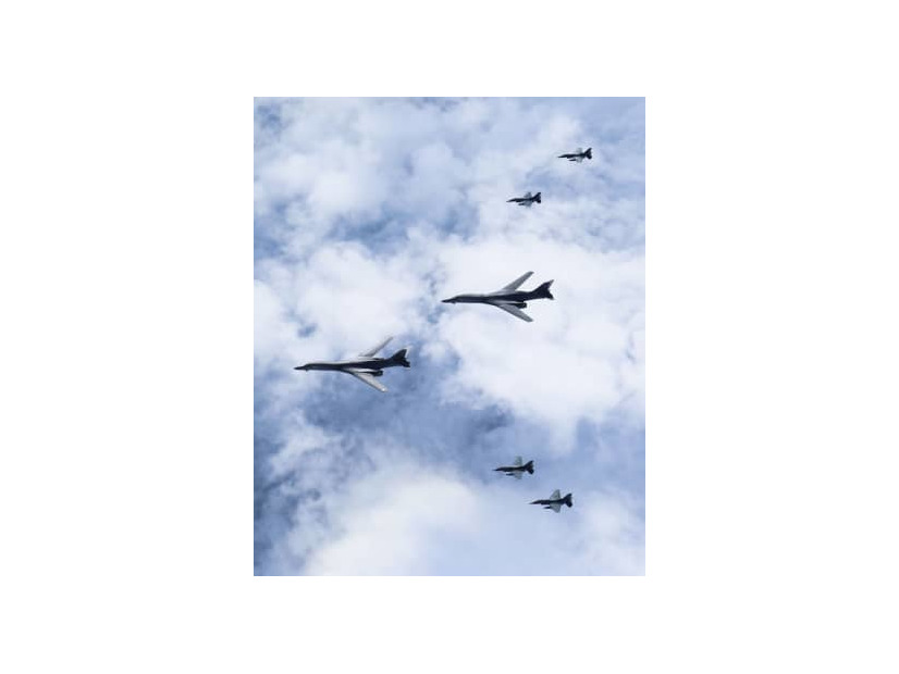 共同訓練をする米軍のB1B戦略爆撃機（中央の2機）と航空自衛隊のF2戦闘機＝19日、九州北西（防衛省統合幕僚監部提供）