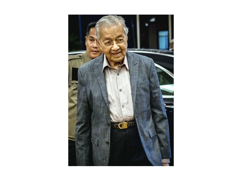 19日、マレーシア・プトラジャヤの事務所に到着したマハティール元首相（共同）
