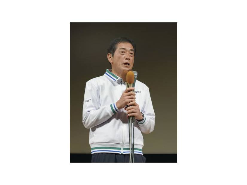愛媛県知事選で4選を確実にし、支援者らにあいさつする中村時広氏＝20日夜、松山市
