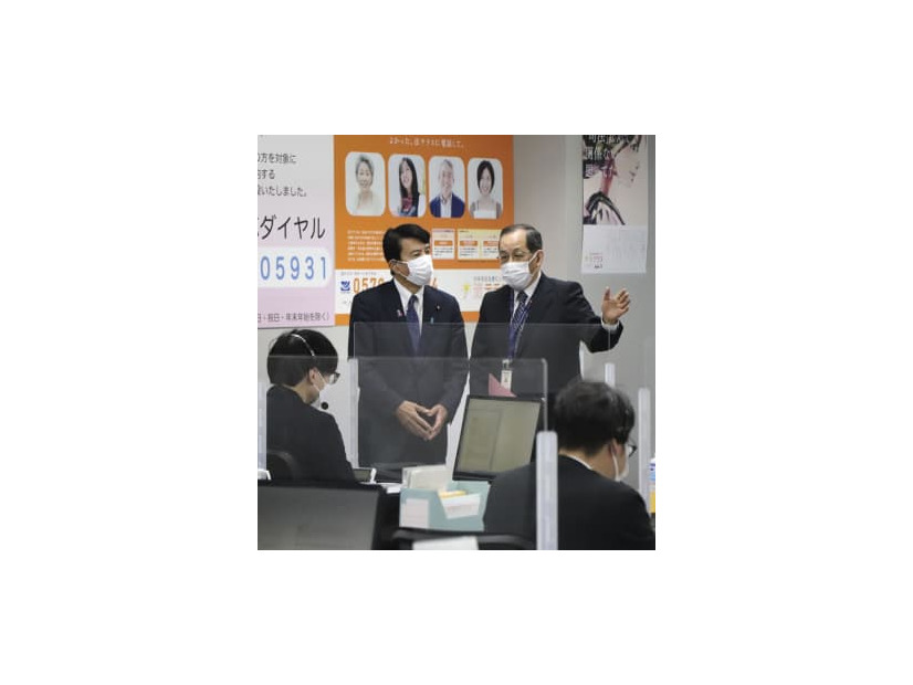 法テラスの相談窓口を視察する斎藤法相（奥左）＝21日午前、東京都内