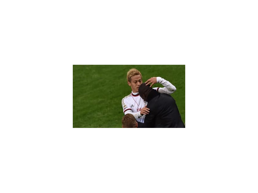 本田圭佑、伝説セードルフと再会！「サッカー界で最も知的で才能ある男」と絶賛される
