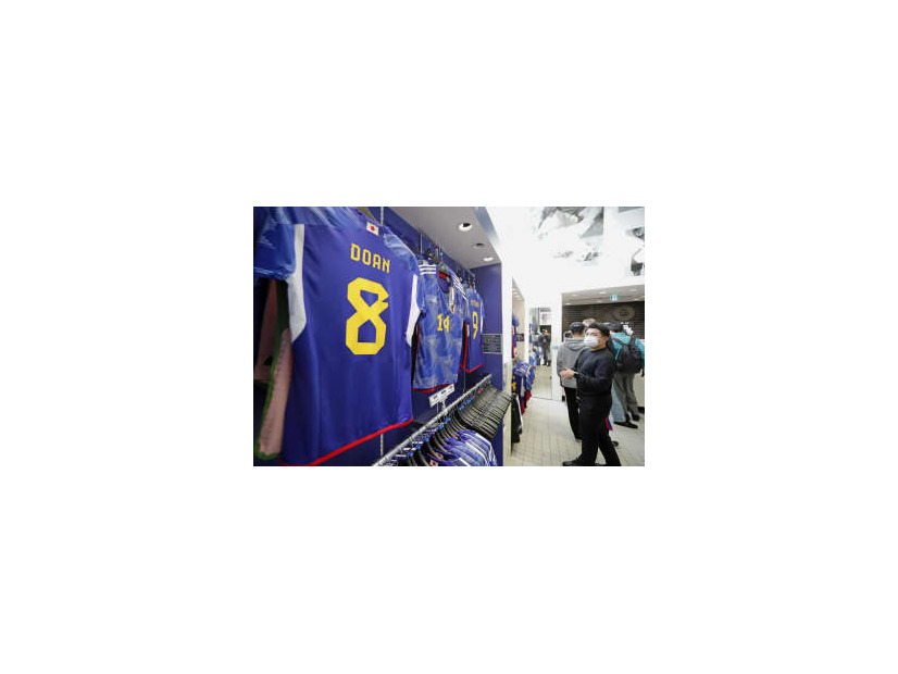 「サッカーショップKAMO　原宿店」で販売されている日本代表のユニホーム＝24日午後、東京都渋谷区