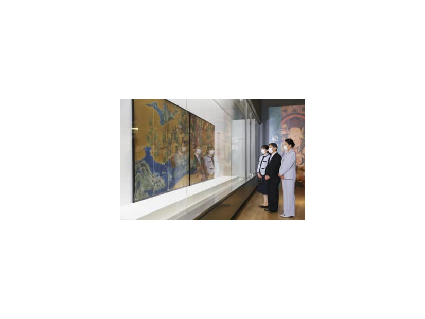 東京・上野の東京国立博物館で、特別展「国宝　東京国立博物館のすべて」を鑑賞される天皇、皇后両陛下と愛子さま＝24日午後（代表撮影）