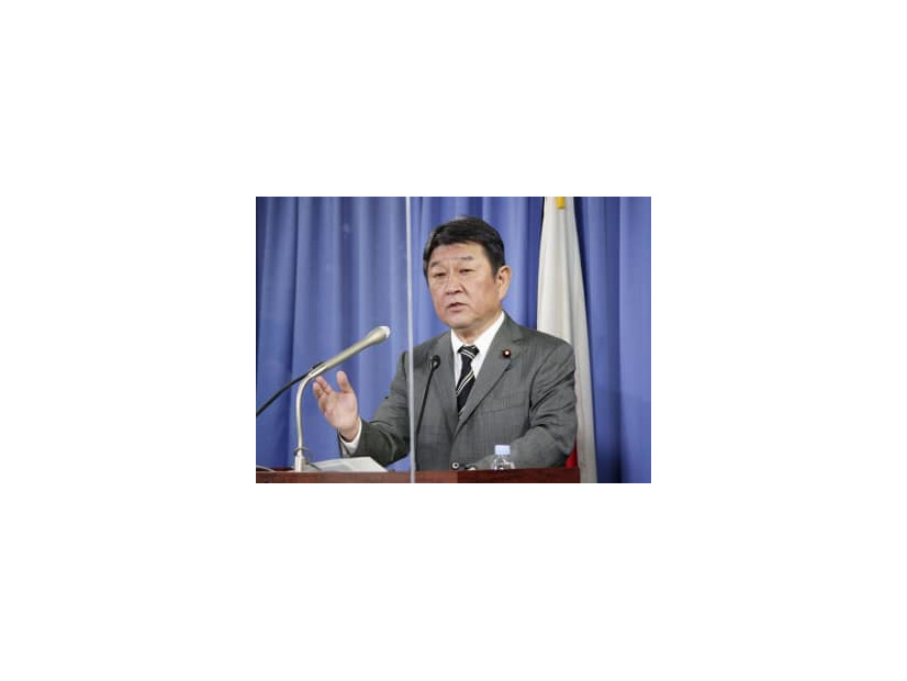 与野党6党の幹事長・書記局長会談後、記者団に内容を説明する自民党の茂木幹事長＝24日午後、東京・永田町の党本部