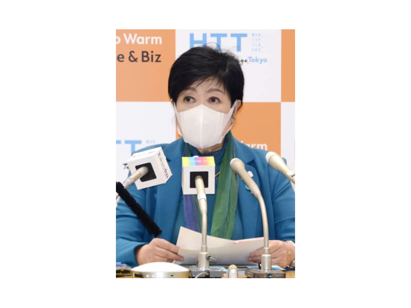 定例記者会見をする東京都の小池百合子知事＝25日午後、東京都庁