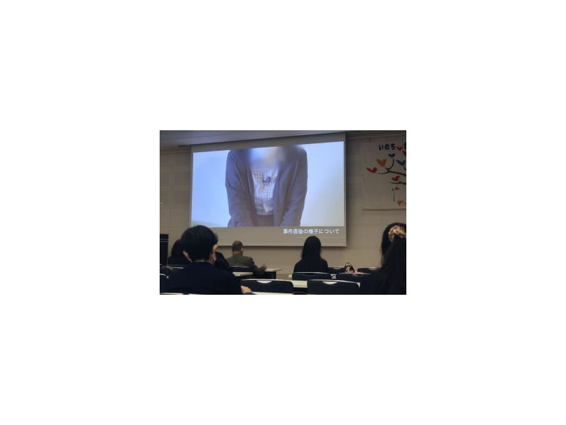 犯罪被害者団体ネットワーク「ハートバンド」の全国大会で、動画で講演する上村遼太さんの母親＝26日午後、東京都千代田区