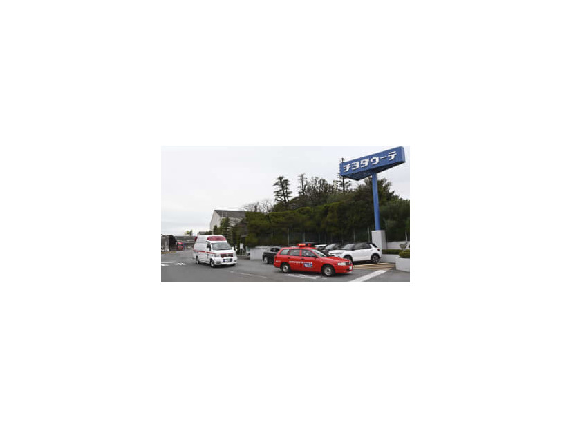 事故があった「チヨダウーテ」の工場から出る救急車両＝28日午後、三重県川越町