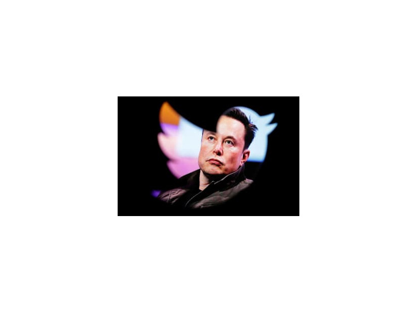 ツイッターのロゴ越しに写るイーロン・マスク氏（ロイター＝共同）