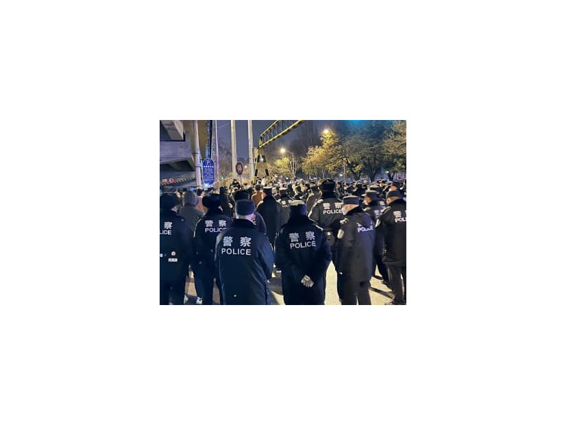 北京市中心部で中国の厳格な新型コロナ対策に抗議する市民を警戒する大量の警官ら＝28日未明（共同）