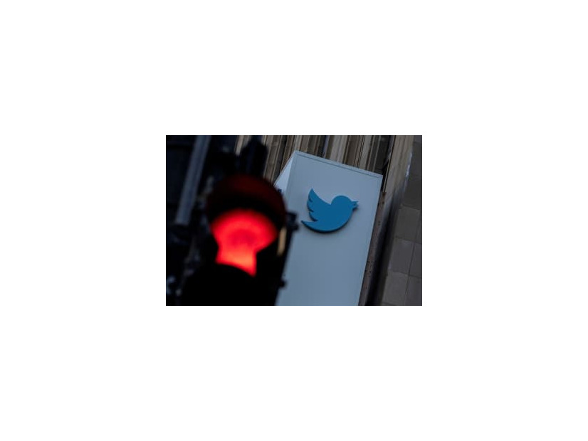 ツイッター本社に掲げられた同社のロゴ＝18日、米サンフランシスコ（ロイター＝共同）