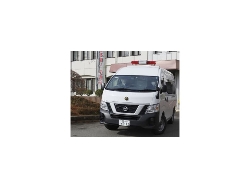 送検のため長野県警塩尻署を出る、丸山大輔容疑者を乗せた車＝30日午後0時31分