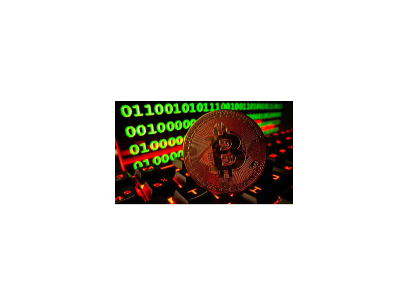キーボード上の仮想通貨ビットコインを模した「硬貨」（ロイター＝共同）