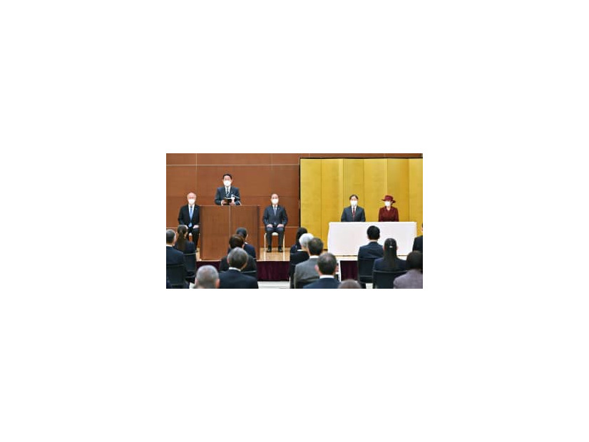 障害者支援に尽力した功労者らの表彰式に出席された天皇、皇后両陛下。左から2人目はあいさつする岸田首相＝5日午後、東京都江東区（代表撮影）