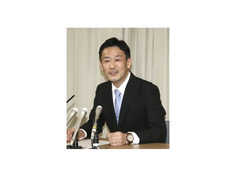 記者会見で奈良県知事選への出馬を表明する元総務省財務調査課長の平木省氏＝5日午後、奈良市