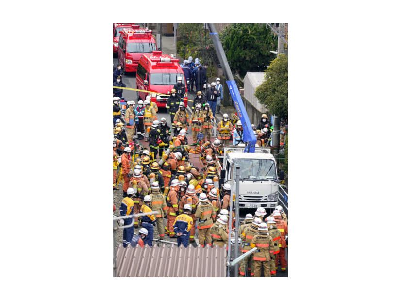 消防隊員らが集まり騒然とする、爆発があった工事現場周辺＝6日午後1時8分、東京都江戸川区